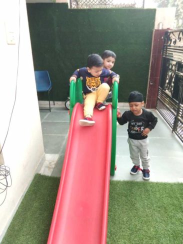 kid sliding on a slide. kindergarten mumslap.in