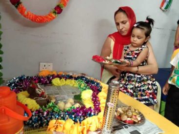 kid praying with a teacher kindergarten mumslap.in